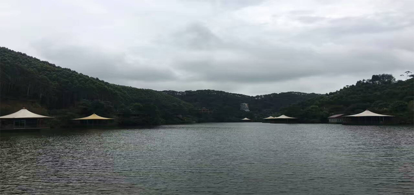 工業(yè)節(jié)能風(fēng)扇核心團隊于景區(qū)乘船、觀賞山水