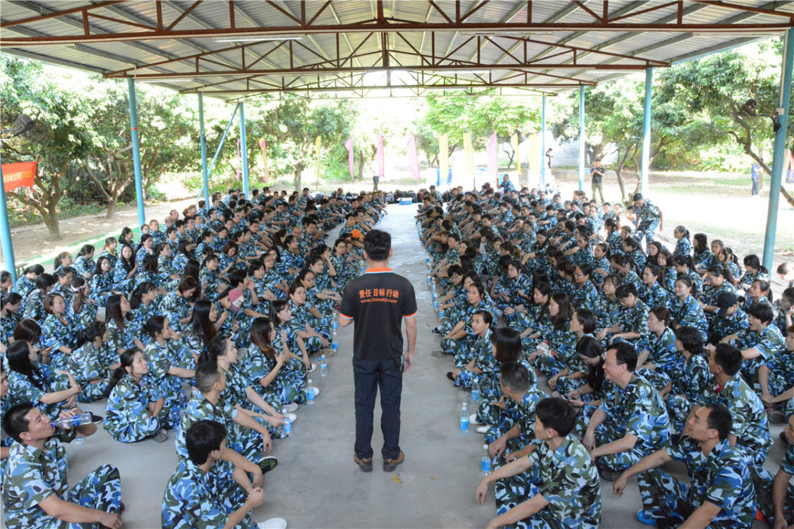 拓展現(xiàn)場(chǎng)，學(xué)員們席地而坐