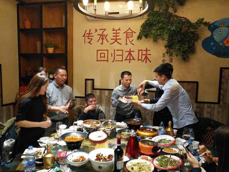 瑞泰一家人之員工生日聚會(huì)——切蛋糕 瑞泰一家人之員工生日聚會(huì)——切蛋糕